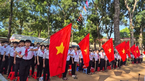 Chào cờ trong lễ Tổng kết năm học.