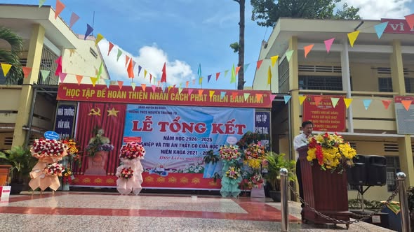 Thầy Hiệu trưởng đọc báo cáo.