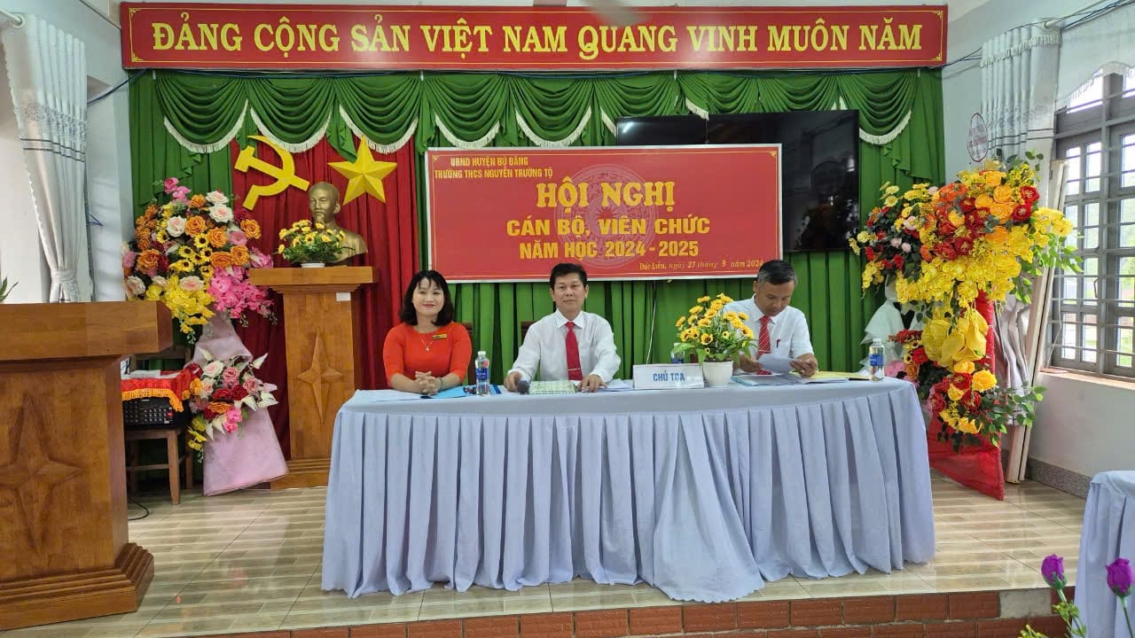 Hội nghị CBVC trường THCS Nguyễn Trường Tộ năm học 2024 - 2025