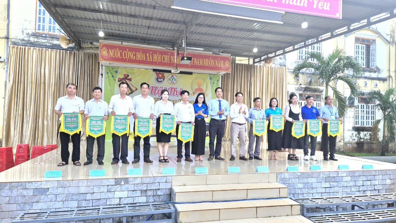 11 đơn vị trường THPT, THCS nhận cờ lưu niệm