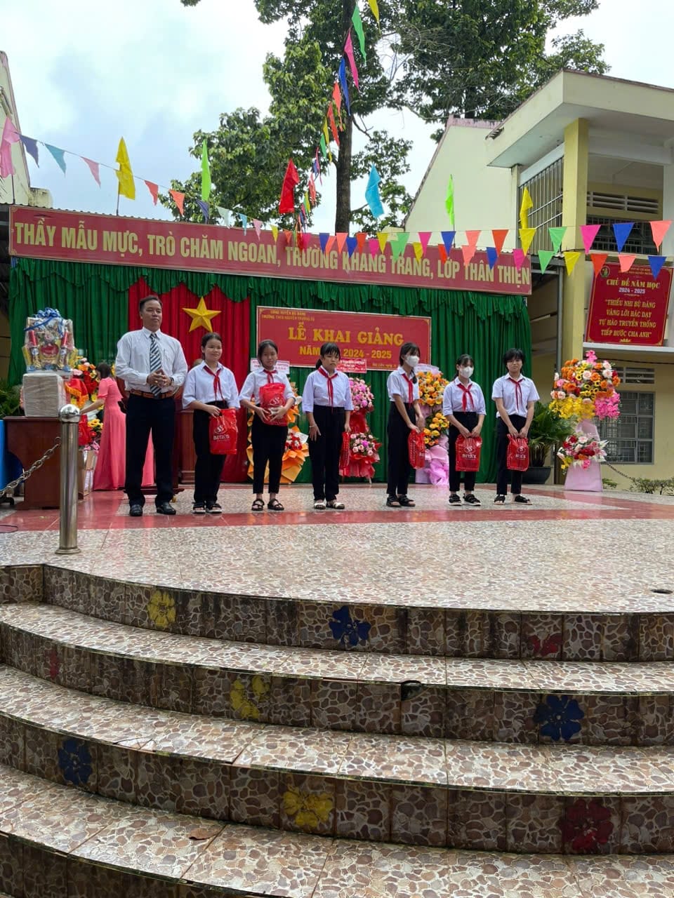 KHAI GIẢNG NĂM HỌC MỚI